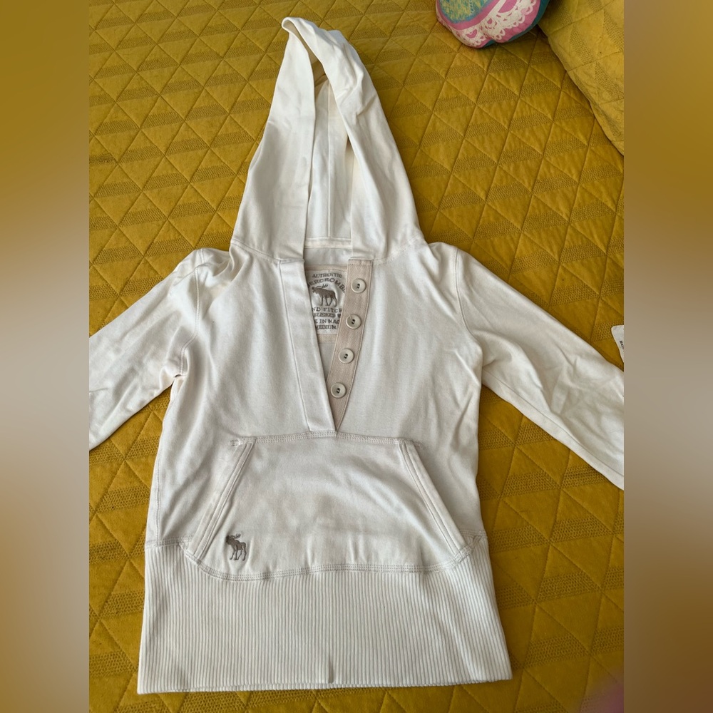 Slightly USED ABERCROMBIE AND FITCH LADIES CROP TOP AND CROP SLEEVE. SIZE MED